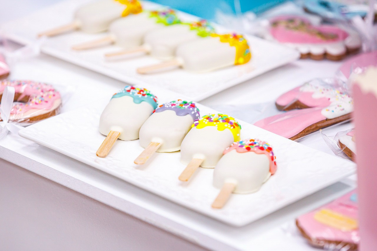 Moderno ukrašeni slatkiši za tematski rođendan.