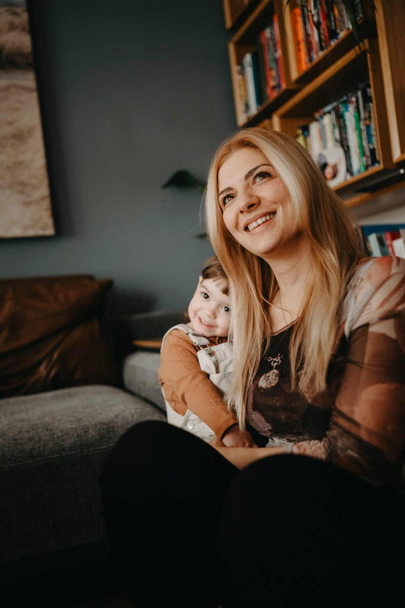 Natasa, Ema i Lazar — porodicno fotografisanje kod kuce. Deciji i porodicni fotograf u Beogradu Oksana Skendzic