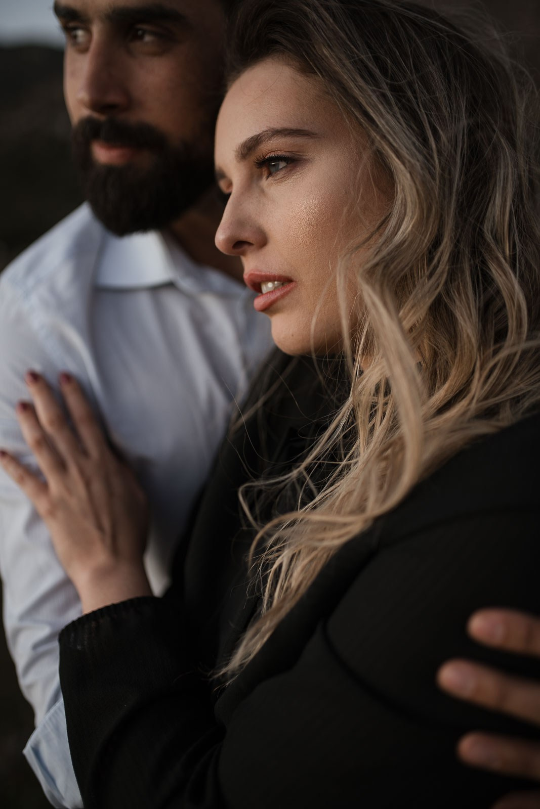 Ensaio de casal Sabrina e Vinícius em Lapinha da Serra MG, pré-wedding com paisagem aberta, fotografia documental e foco em conexão emocional real.