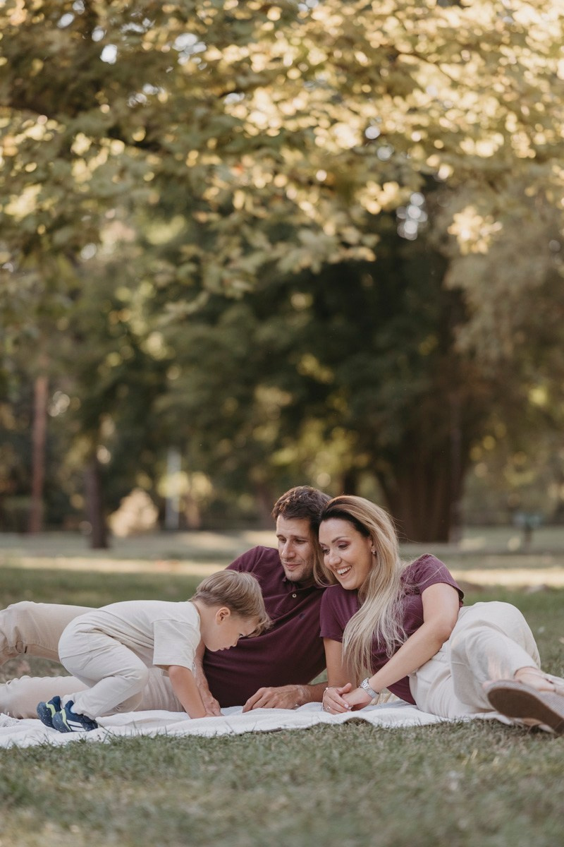 Aleksandra, Lazar, Marin i Leo / porodicno fotografisanje napolju. Deciji i porodicni fotograf u Beogradu Oksana Skendzic