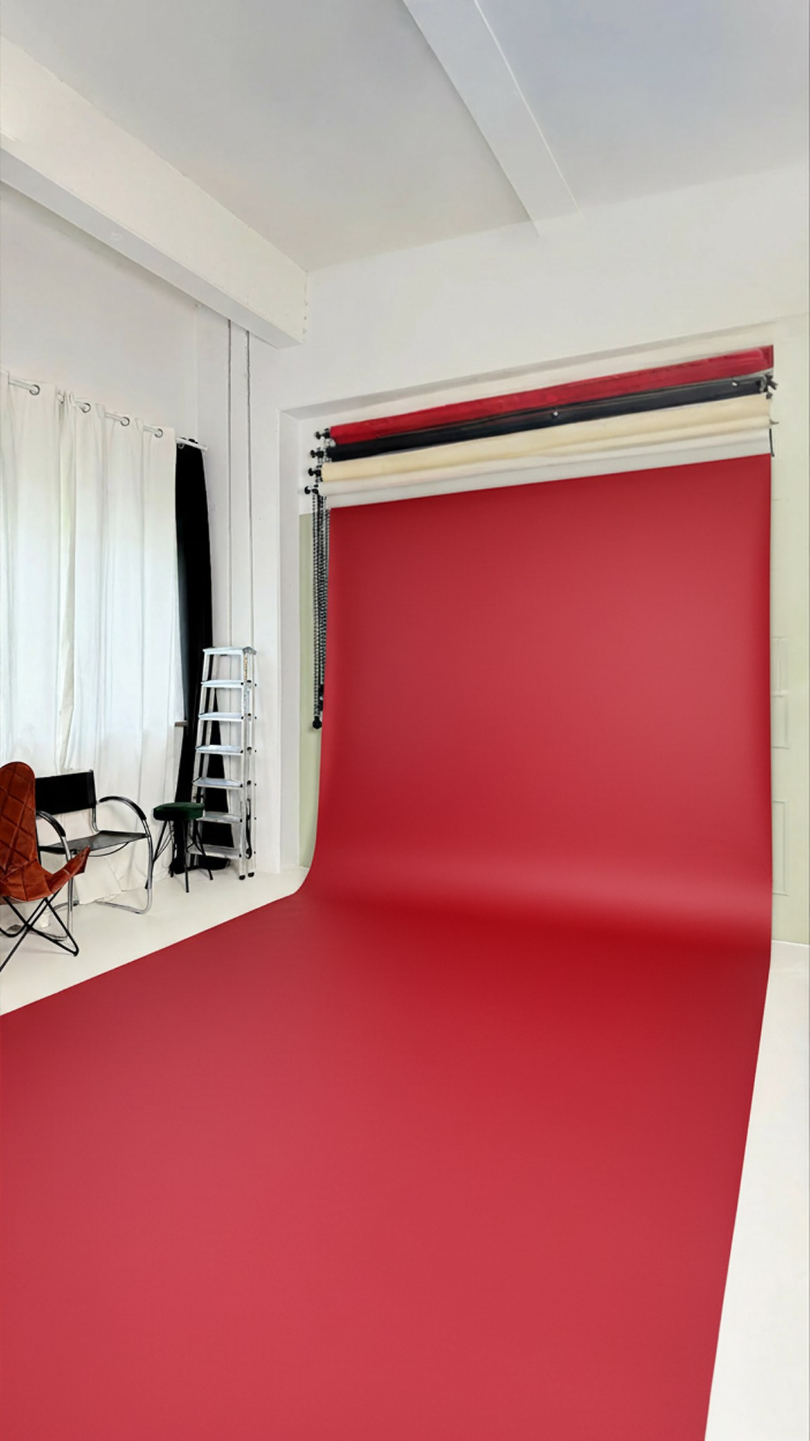 Papier-Hintergrund Rot im Fotostudio Aesthetic Space München – kräftig und aufmerksamkeitsstark für Fashion Editorials und Statement-Kampagnen