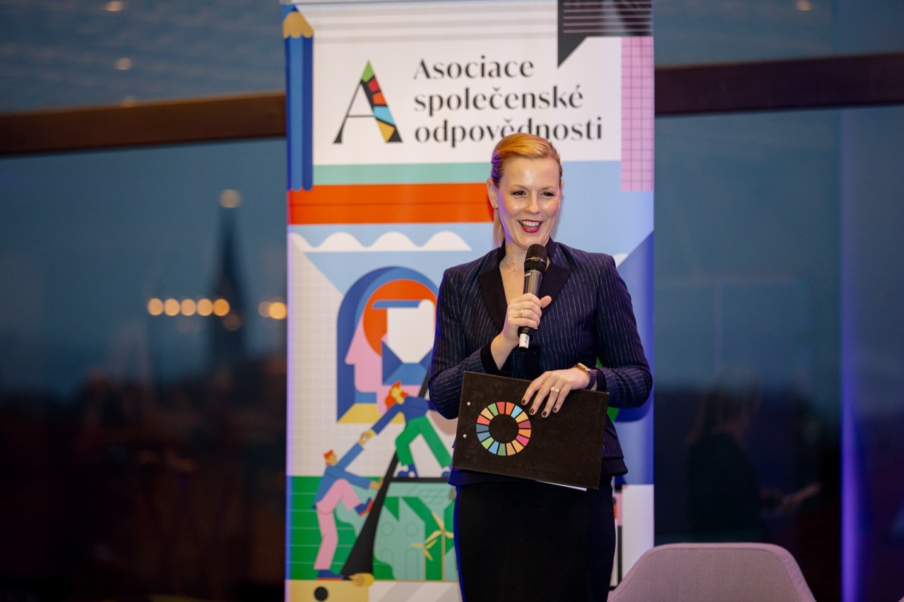 Firemní fotograf Praha. Dana Lišková — Empatická fotografka | Introspektivní umělkyně | Neurodivergentní koučka| Zakladatelka Artepy.cz