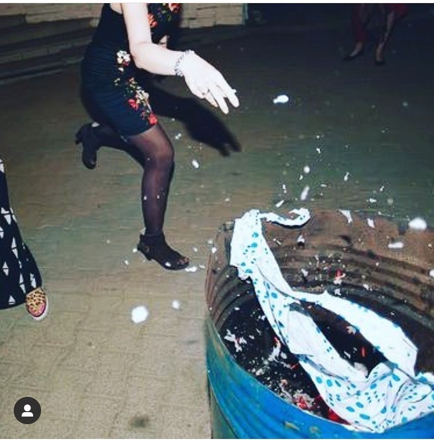 "Трансакционное искусство""Transaction" — "трансакция" или "обмен", подразумевает процесс взаимодействия между художником, материалом и зрителем."Art" — "искусство", в данном контексте акцентирует концептуальную природу работы, где эстетическая ценность возникает из акта обмена.Контекст:"Transaction Art" — это термин, который может быть связан с работами художников, исследующих взаимодействие между материальными объектами и зрителем, где ценность произведения формируется через участие, внимание или интерпретацию зрителя. В вашем описании лабиринты из переработанных материалов (бельё, мебель, фантики) символизируют "прошлое" объектов, их историю и следы потребления. Зритель, проходя через лабиринт, "платит" своим вниманием и осмыслением, что создаёт диалог между материалом, его историей и критикой консьюмеризма. Этот подход перекликается с анти-дизайном и брутализмом, где намеренно грубые, "некрасивые" формы и материалы подчёркивают концепт над визуальной гармонией. Связь с упомянутыми художникамиКонцепция "Transaction Art" близка к работам художников, упомянутых ранее, чьи практики также используют переработанные материалы и критикуют потребительскую культуру:Соня Гомес: Её скульптуры, такие как Memória (2004), из переработанных тканей и кружева передают память и афро-бразильские традиции, вовлекая зрителя в осмысление истории материалов, что схоже с "обменом" в Transaction Art.Карла Ароша и Стефан Шранен: Их инсталляции, такие как Persiana I (2007), используют минималистичные и отражающие материалы, чтобы переосмыслить функциональность объектов, создавая диалог со зрителем, аналогичный описанному "обмену вниманием".Сигмунд Хаттер: Его коллажи из потребительской упаковки (Bear Felt, 2024) преобразуют отходы в искусство, критикуя консьюмеризм и вовлекая зрителя в переосмысление ценности выброшенных материалов. Если вы хотите создать конкретную инсталляцию или веб-проект в стиле Transaction Art, можно вдохновляться следующими идеями:Лабиринт из материалов: Используйте физические объекты (старую одежду, мебель, упаковку) для создания интерактивного лабиринта, где зритель физически проходит через пространство, "платя" вниманием к историям объектов.Цифровой лабиринт: Веб-сайт в стиле веб-брутализма с "неудобным" UX, крупными шрифтами и глитч-эффектами, где пользователь "обменивает" своё время на исследование цифровых артефактов (например, оцифрованных фантиков или старых фотографий).Критика консьюмеризма: Включите элементы, подчёркивающие избыточность потребления, например, тексты о массовом производстве или визуалы, вдохновлённые эстетикой раннего интернета. 