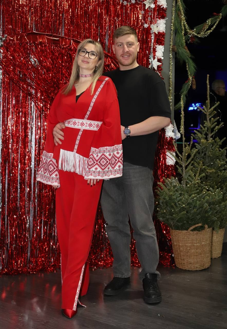 Під омелою. VALERIIA VIUNOVA individual shooting\love story\event\brand