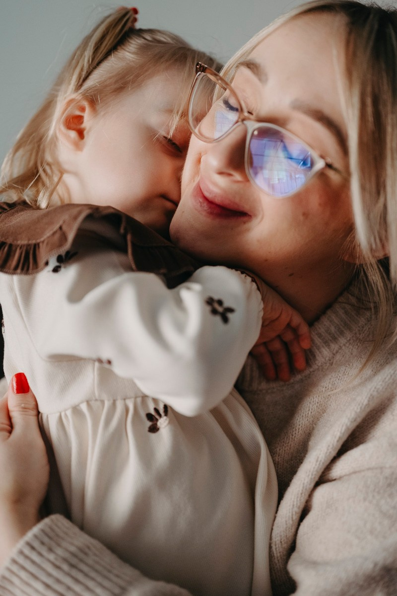 Maja Wilijam Lana i Hana — porodicno fotografisanje bebe kod kuce. Deciji i porodicni fotograf u Beogradu Oksana Skendzic