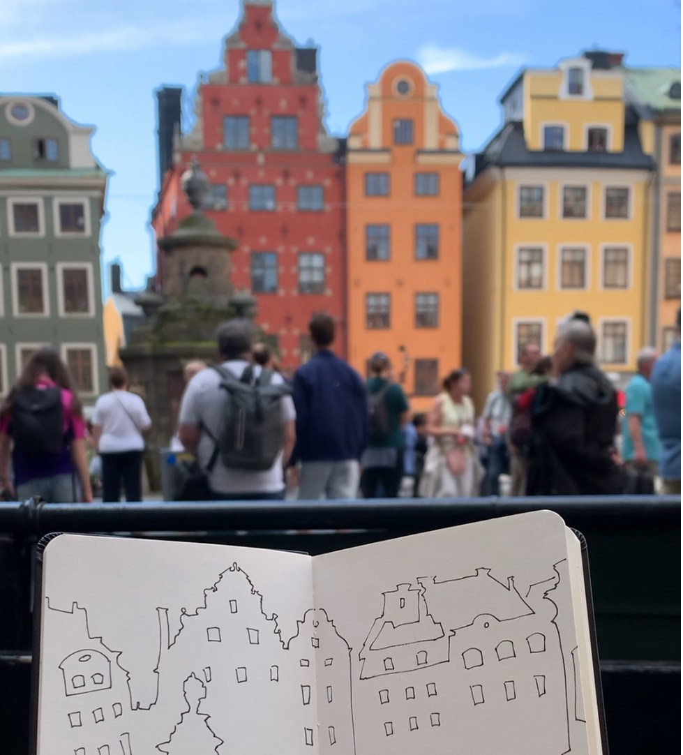 Illustrazioni in bianco e nero realizzate su taccuino Moleskine a Stoccolma, esempio di uno stile disegnato riconoscibile e di una pratica professionale consolidata di Nadia Kuprina.