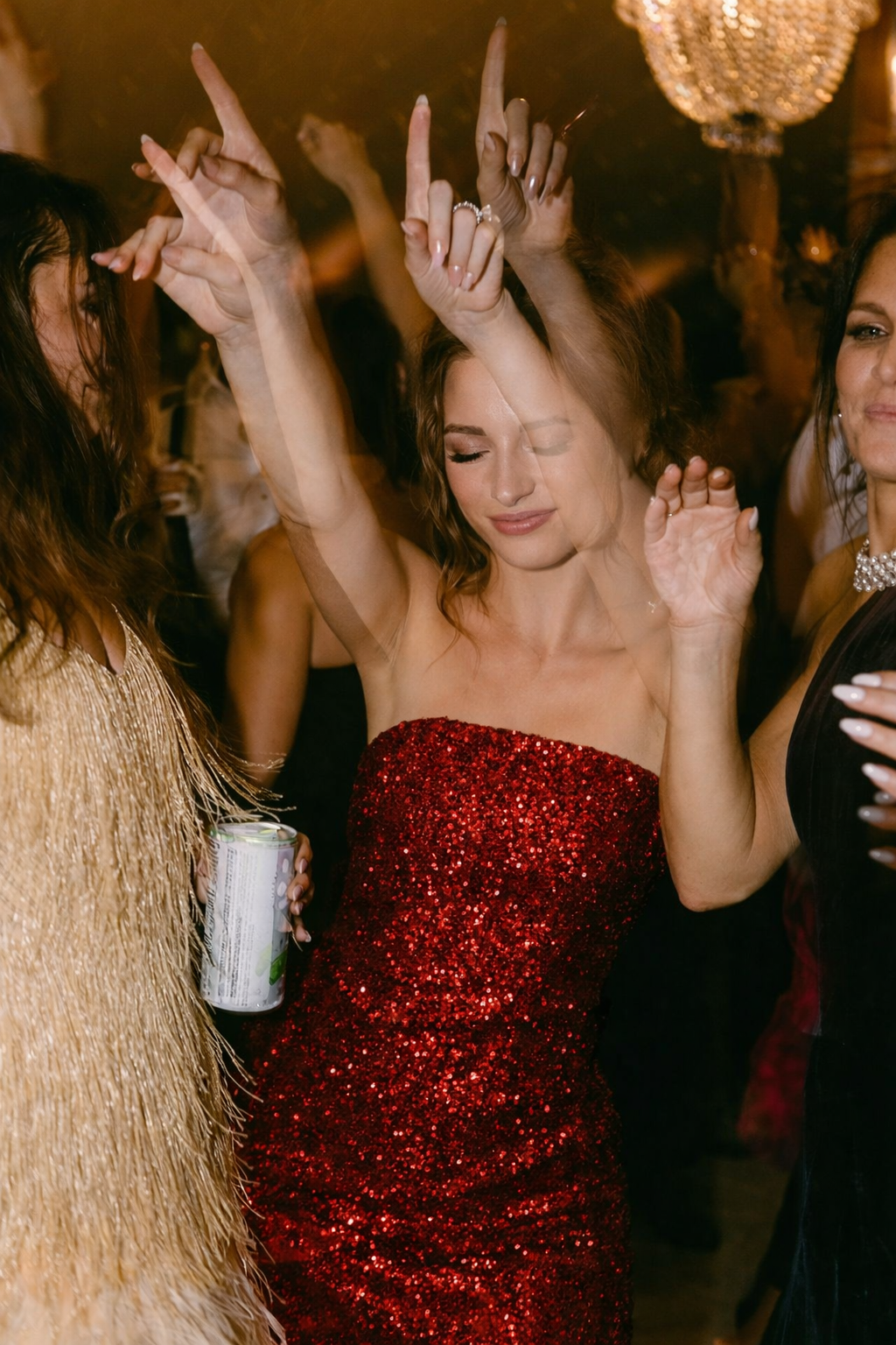 Shooting fotografico per 18 anni a Roma Centro con abito rosso scintillante e atmosfera urbana notturna.