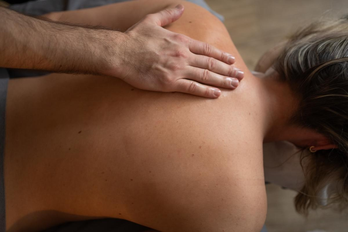 Rückenmassage Köln – Verspannungen lösen & Entspannung. Wellnessmassage & Massage Köln – Entspannung, Rückenmassage & Aromaölmassage