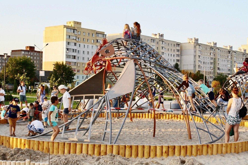 Композиция «Курочка ряба». Творческий коллектив Л. Леснякова, П. Войницкий. 2019. Сталь, лазерная резка, ковка, сварка.. Парк семьи, любви и верности. Солигорск