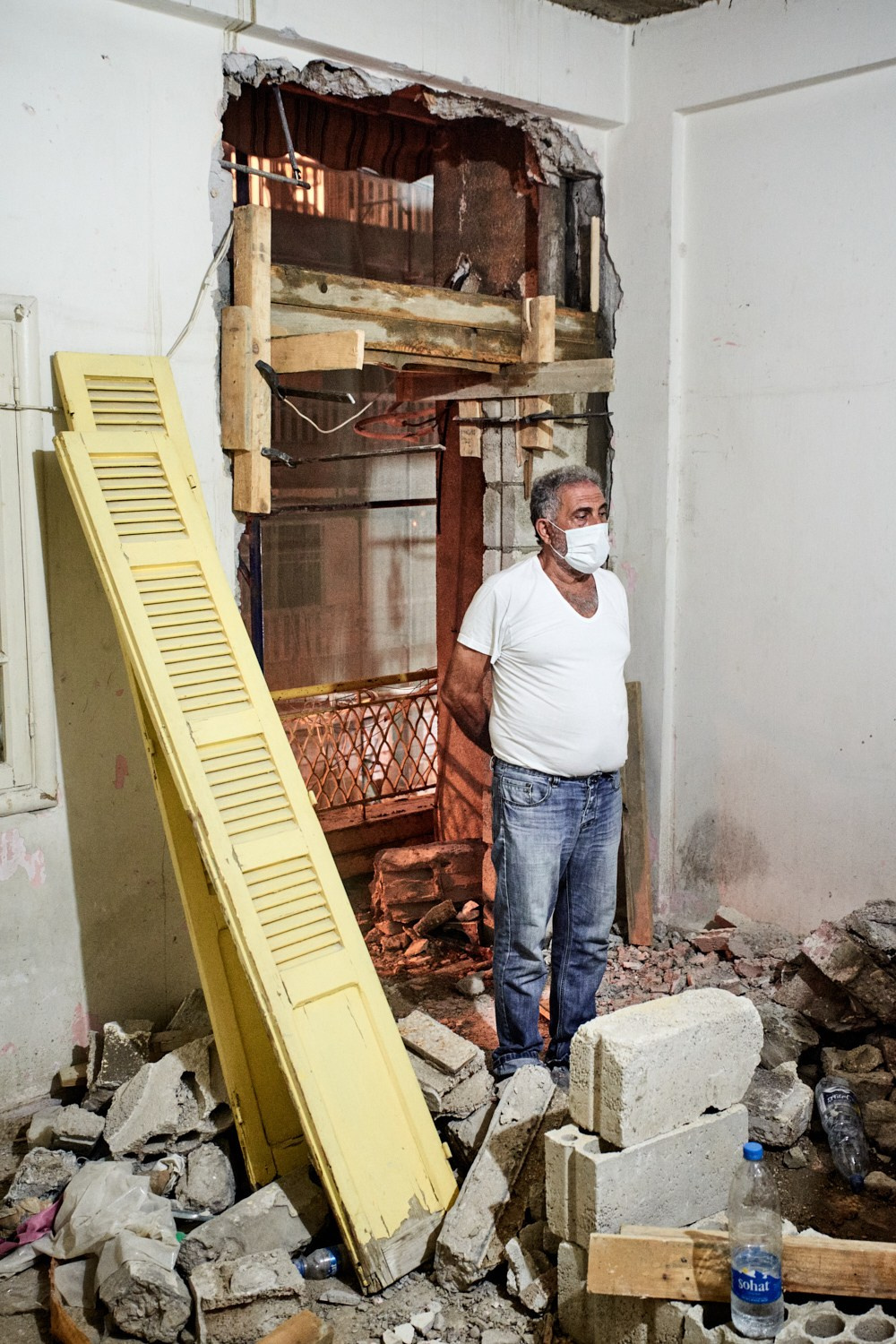 Beyrouth (LIBAN), 8 septembre 2020 – Michel, dans les vestiges de son appartement, fortement endommagé par la double explosion du port de Beyrouth le 4 août 2020. L'immeuble dans lequel il vit a été traversé par le contrepoids d'une grue du port, propulsé par le souffle de la déflagration.