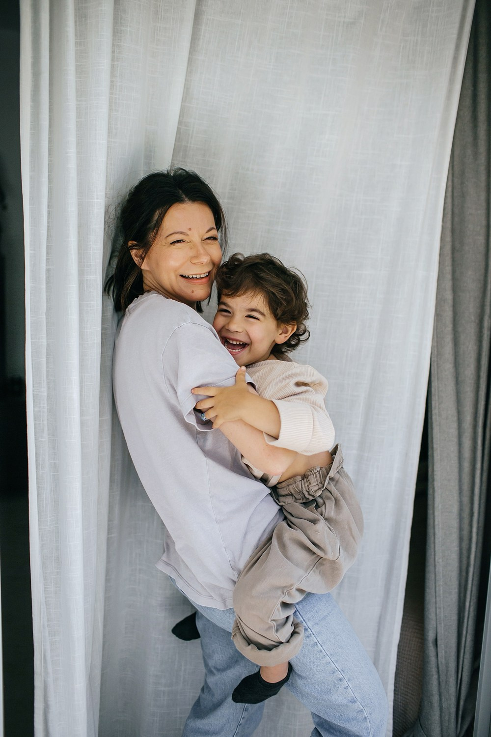 Mom&daughter at home. Family photographer in Israel