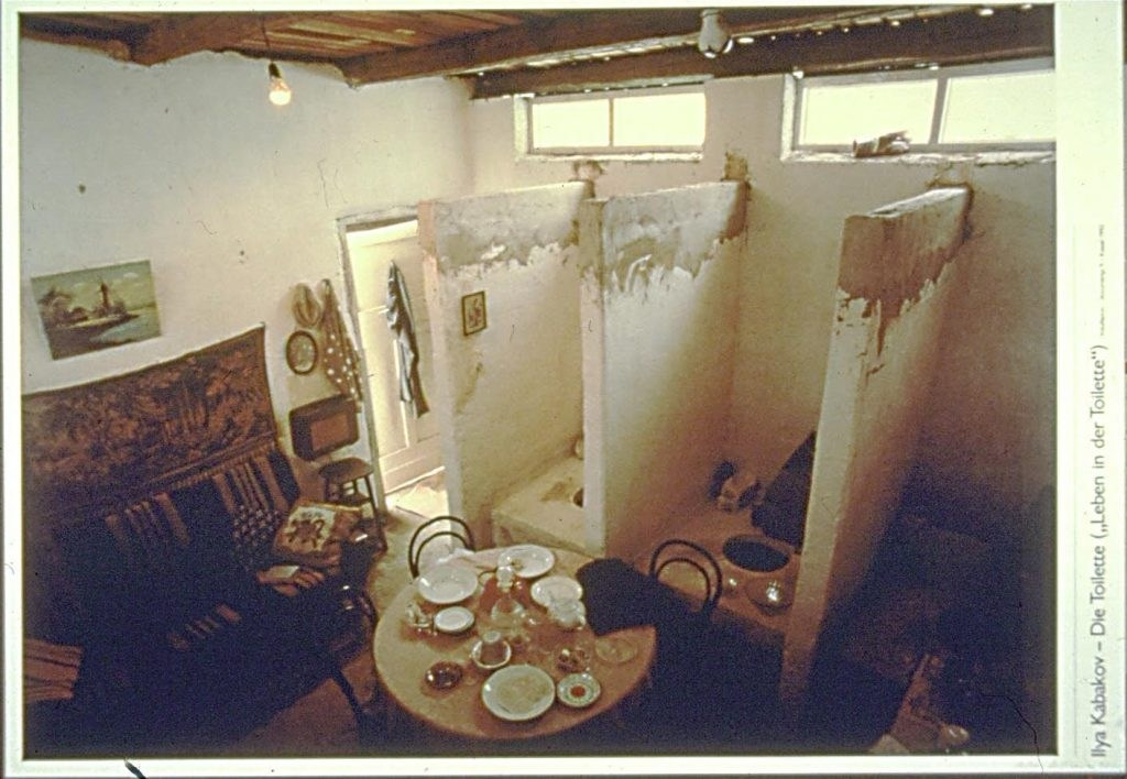 Инсталляция Ильи Кабакова из серии «Коммуналка» (1970–1980-е) — советская коммунальная квартира с абсурдными бытовыми деталями, сатирически отражающая цензуру и повседневность
