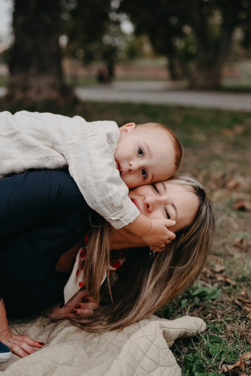 Nevena, Dusan i Vuk porodicno fotografisanje napolju. Deciji i porodicni fotograf u Beogradu Oksana Skendzic