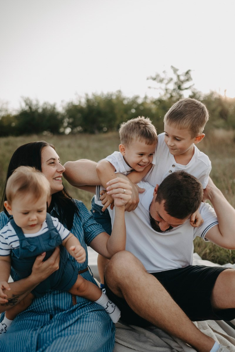 Basici / porodicno fotografisanje u prirodi. Deciji i porodicni fotograf u Beogradu Oksana Skendzic
