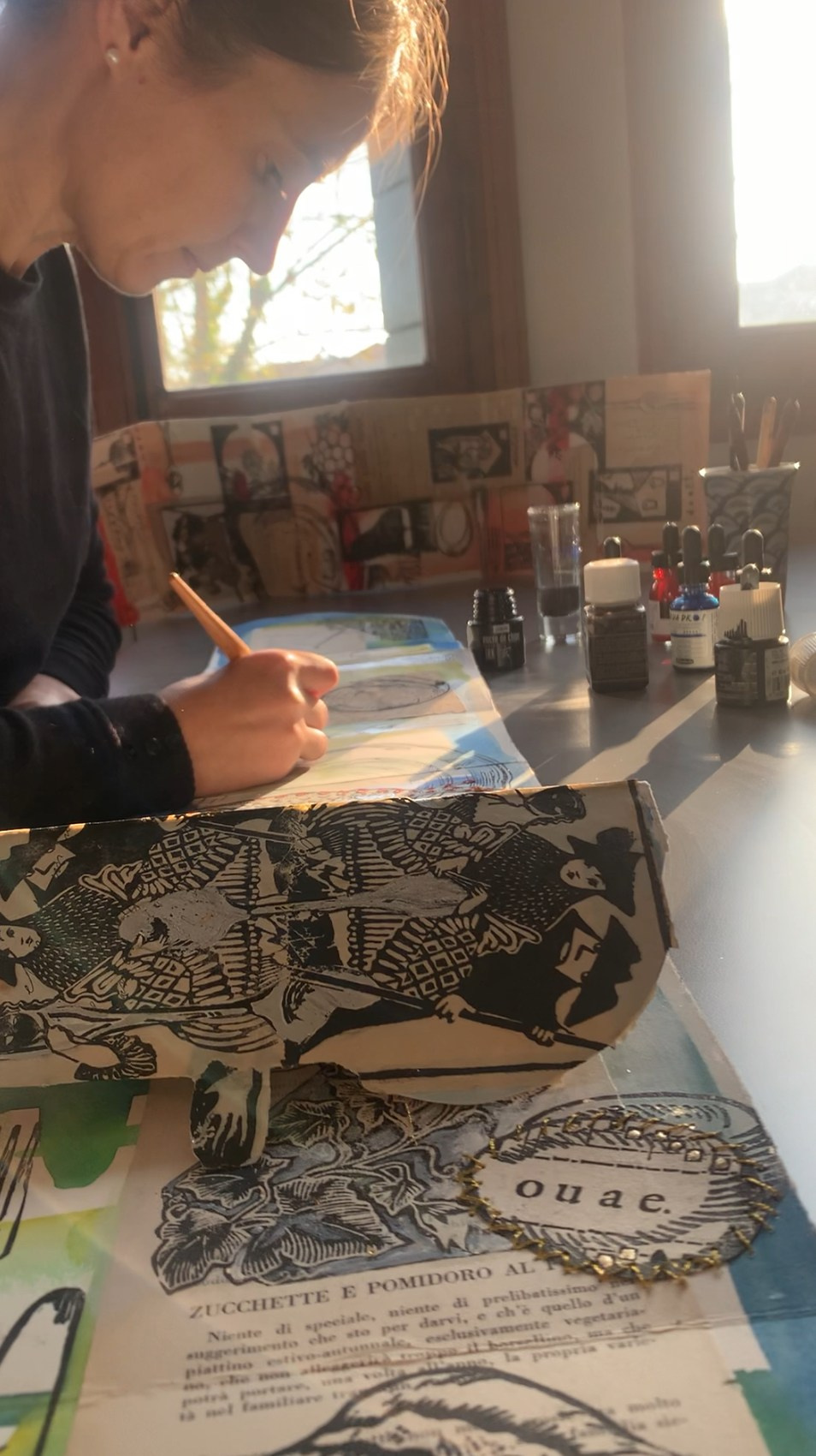 Artista dipinge al tavolo al lavoro, pittrice 