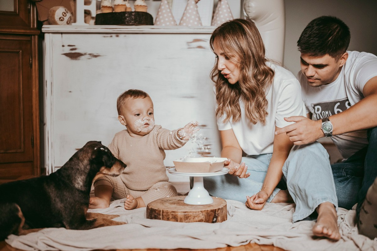 Filipova prva proslava rodjendan kod kuce. Deciji i porodicni fotograf u Beogradu Oksana Skendzic