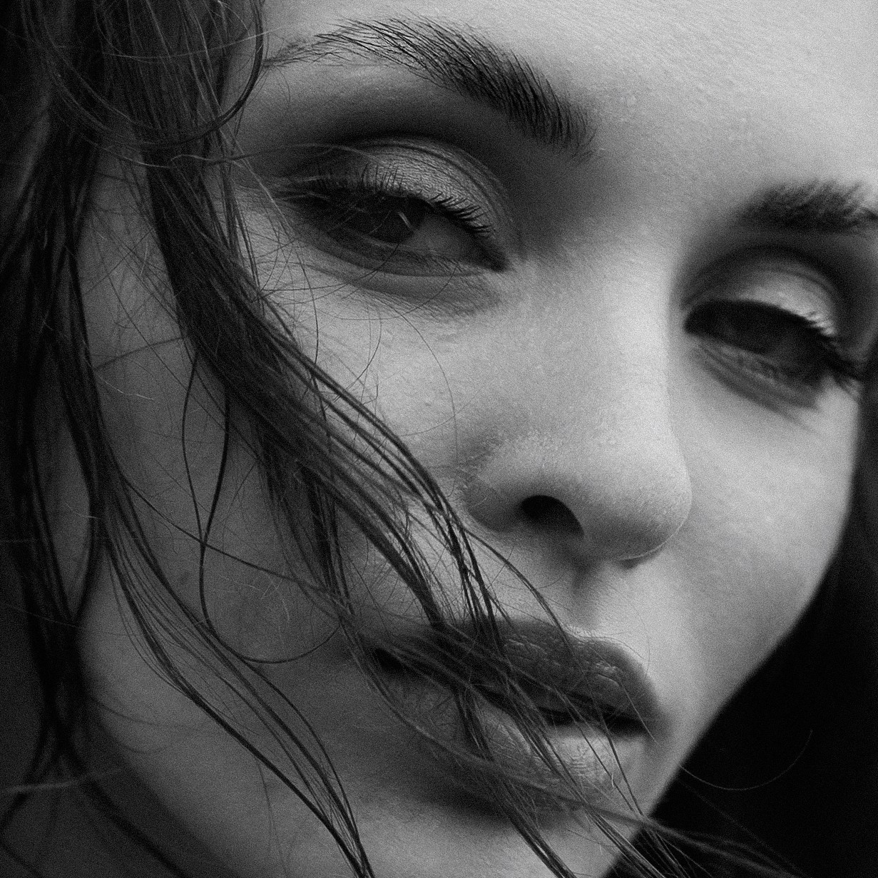 Between Rain and Light — Black & White Portrait Session in Leipzig. Кристина Кожельцова — чёрно-белая портретная фотография в Лейпциге. Германия