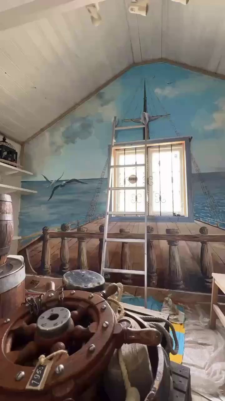 Väggmålningen i Marinboden i Nynäshamn. Eugenia Arinstein — konstnär som skapar handgjord måleri och illustration med känsla, färg och närvaro. Verksam i Nynäshamn