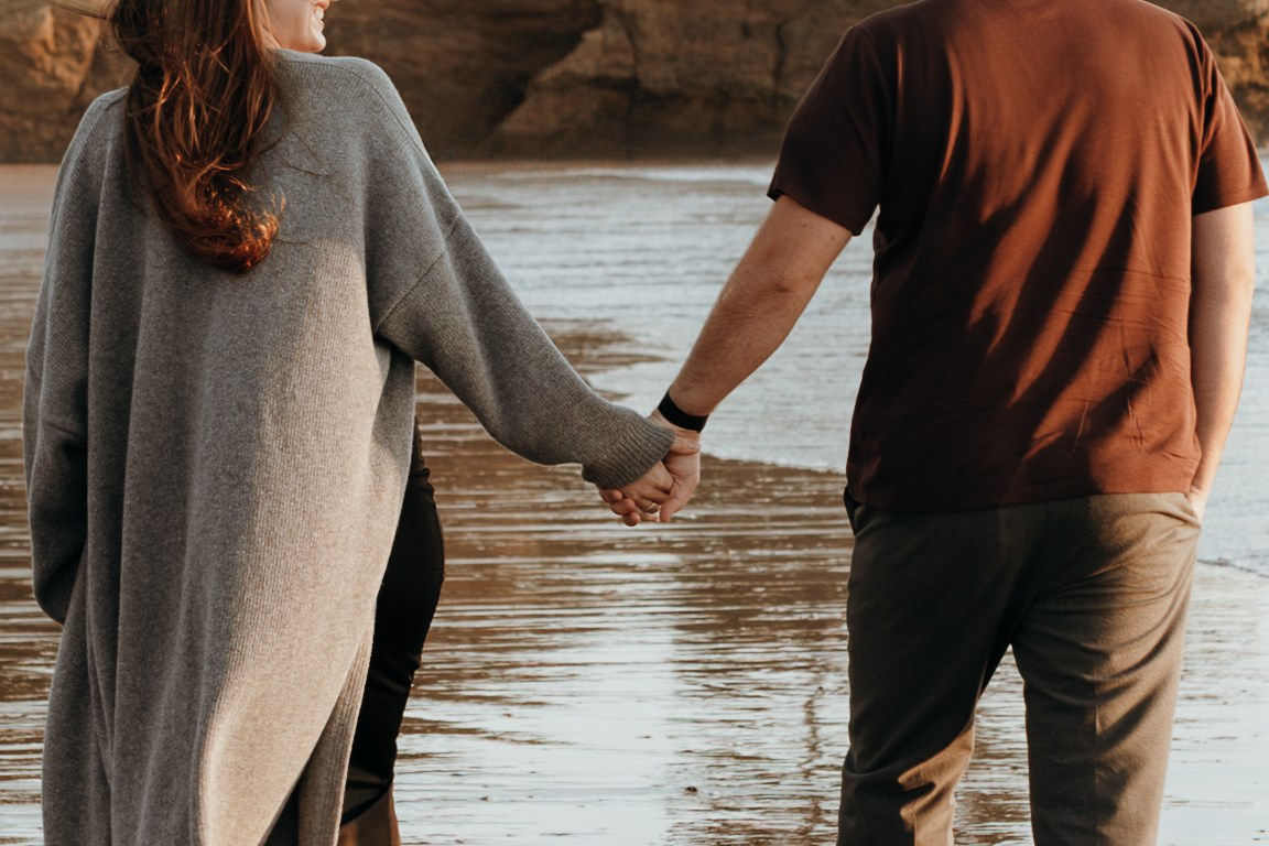 Sunset maternity photoshoot. Annah Louwagie — Lifestyle photographer for couples, families & brands | France & worldwide