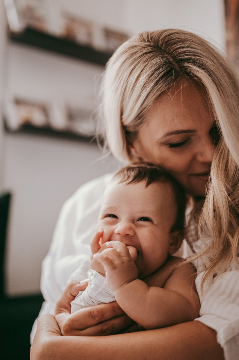 fotografisanje beba kod kuce, porodicno fotografisanje, fotografisanje dece, mama i beba, prve dane sa bebom, kozmetika za bebe, poklon za decu, soba za bebu, decija garderoba, majcinstvo, nega novorodjenceta, priprema za porodjaj, nega beba, dojenje