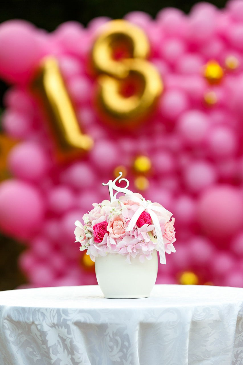 Zlatni baloni u centru pažnje na luksuznoj proslavi 18. rođendana.