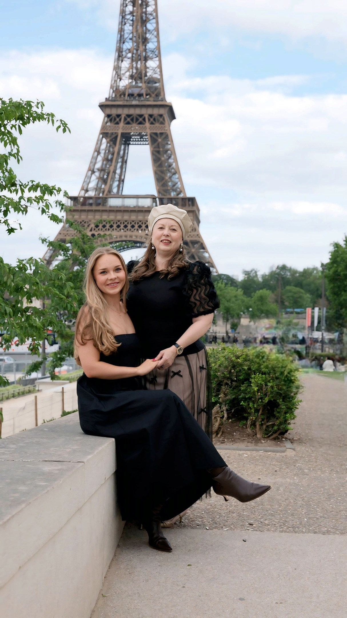 Family photoshoot in Paris. Alina Tagzieva- a photograper in Paris