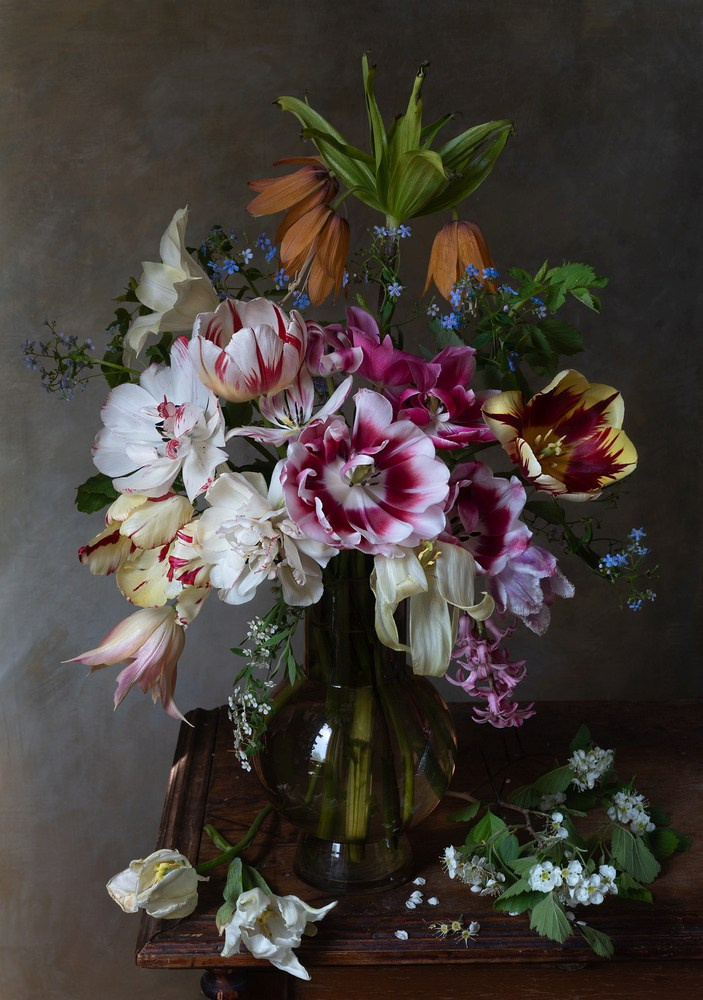 Натюрморт с тюльпанами и веткой боярышника