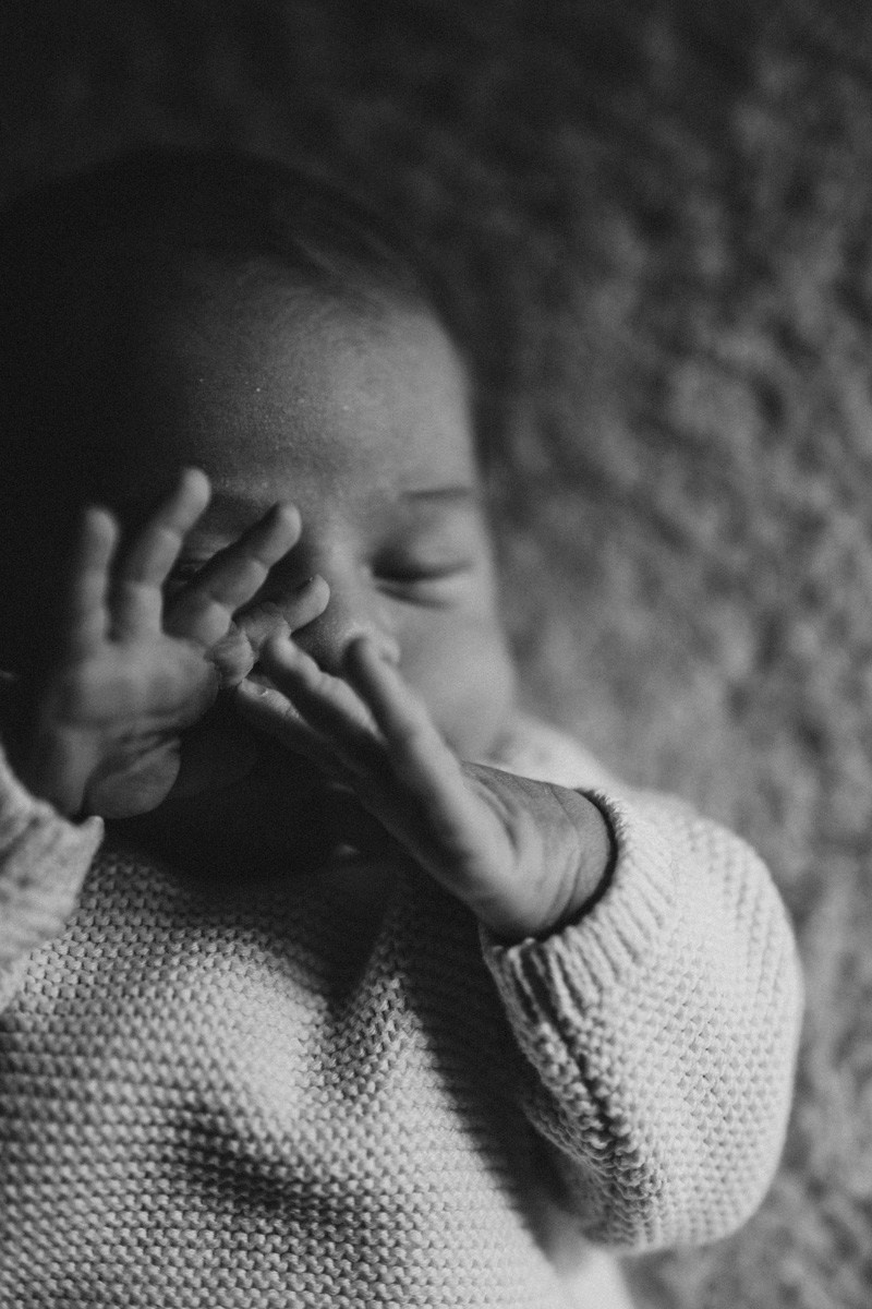 Maja Wilijam Lana i Hana — porodicno fotografisanje bebe kod kuce. Deciji i porodicni fotograf u Beogradu Oksana Skendzic