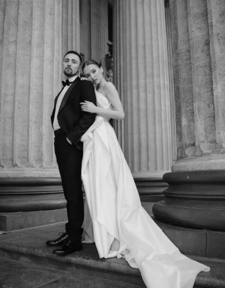 Posa di base per un servizio fotografico di coppia