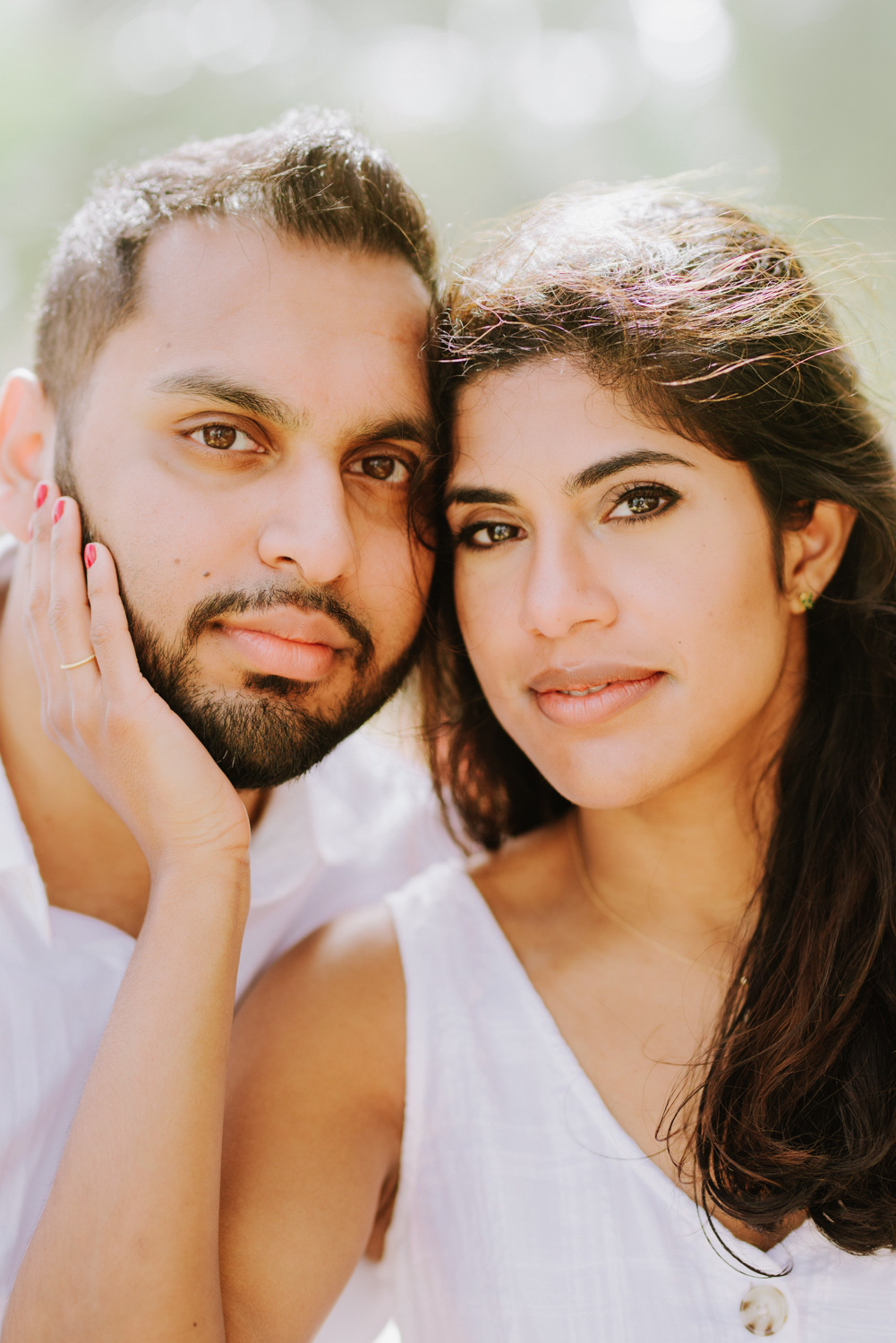 Смуглые лица жениха и невесты.