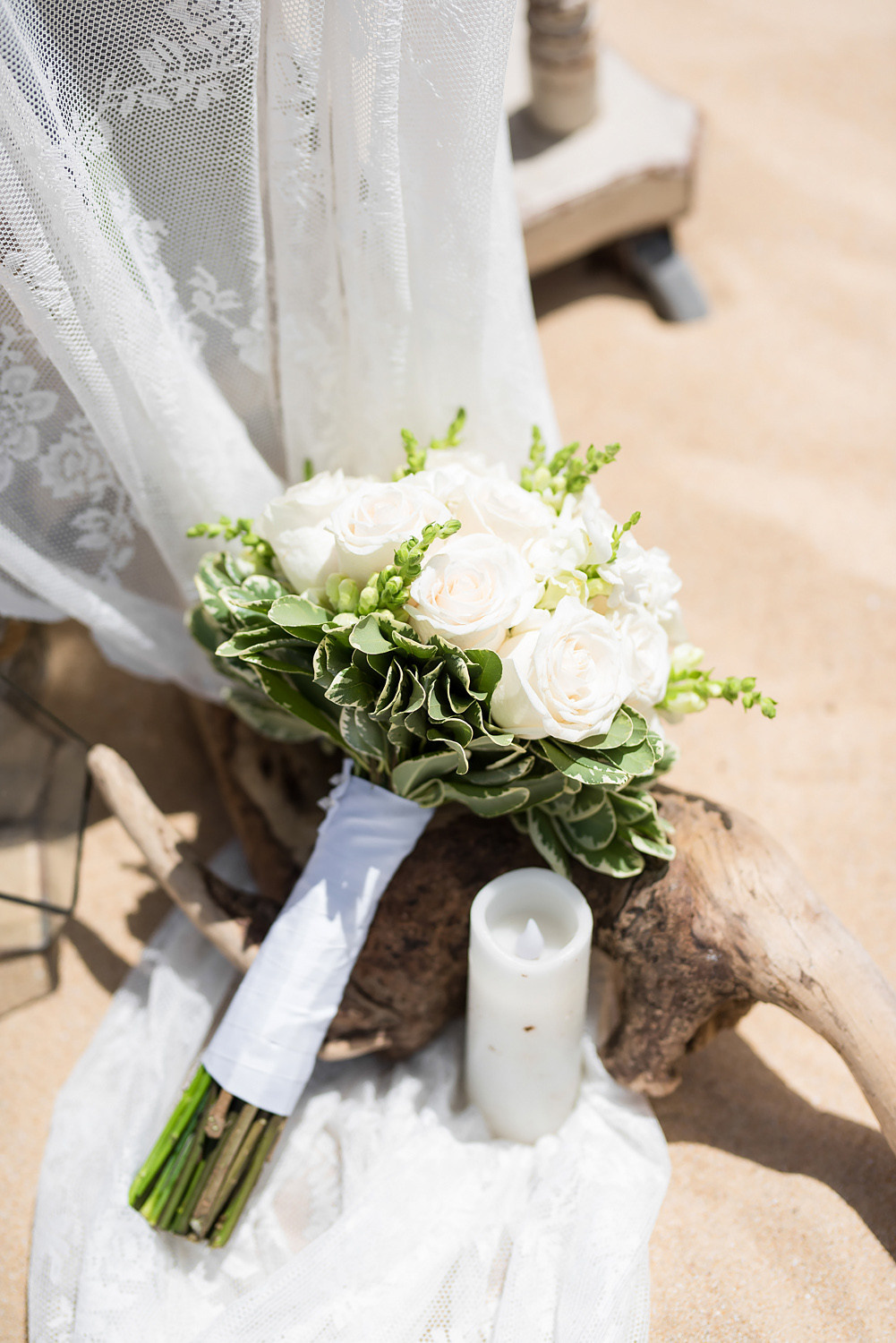 Свадебный букет из белых роз.