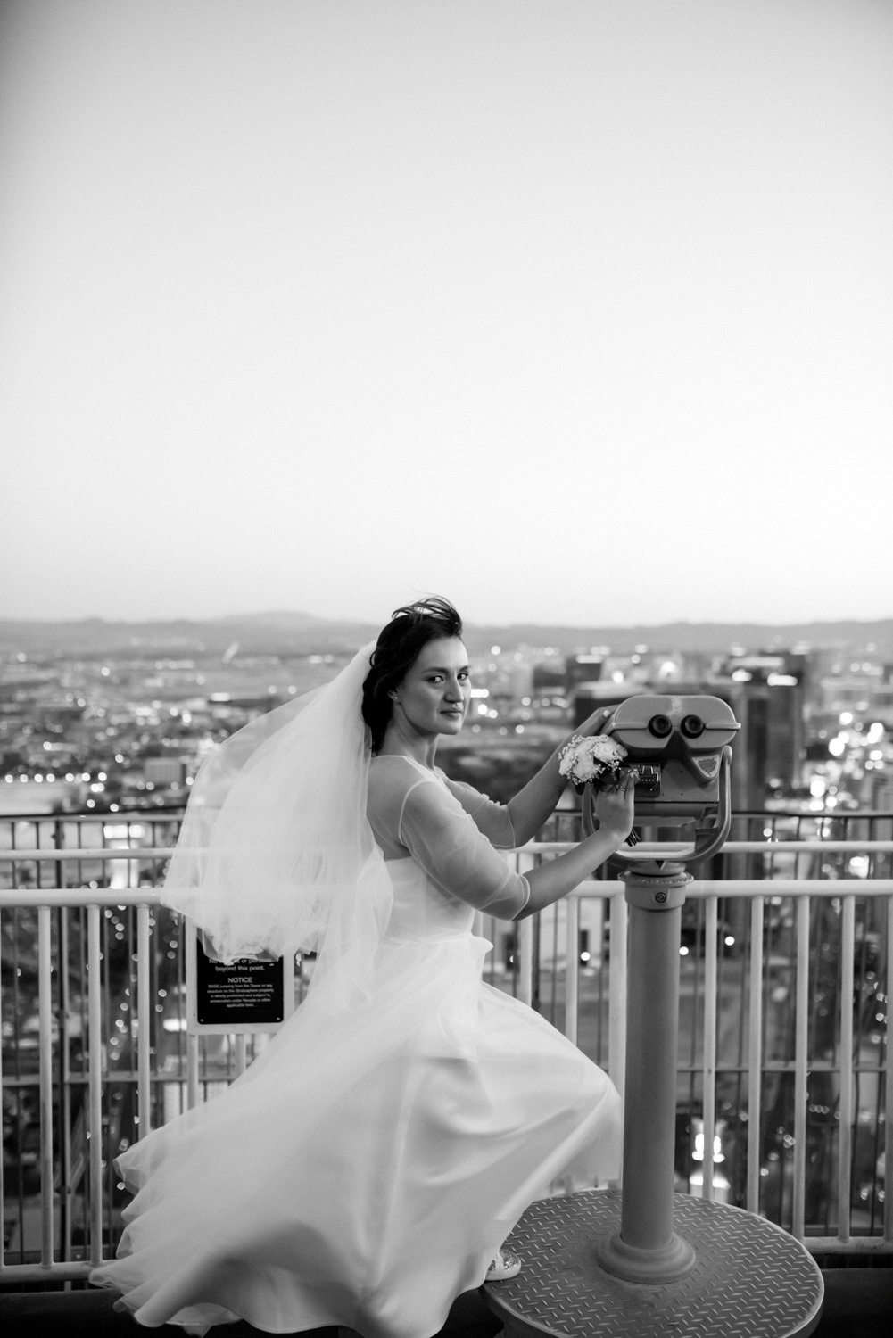 Невеста на фоне окрестности города на черно-белом фоне.
