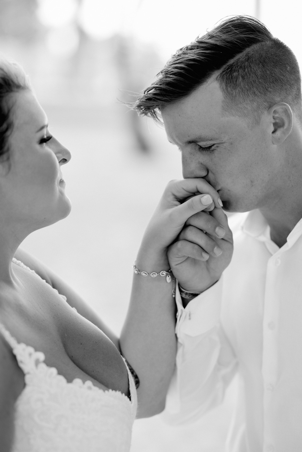 Жених целует руку невесты.