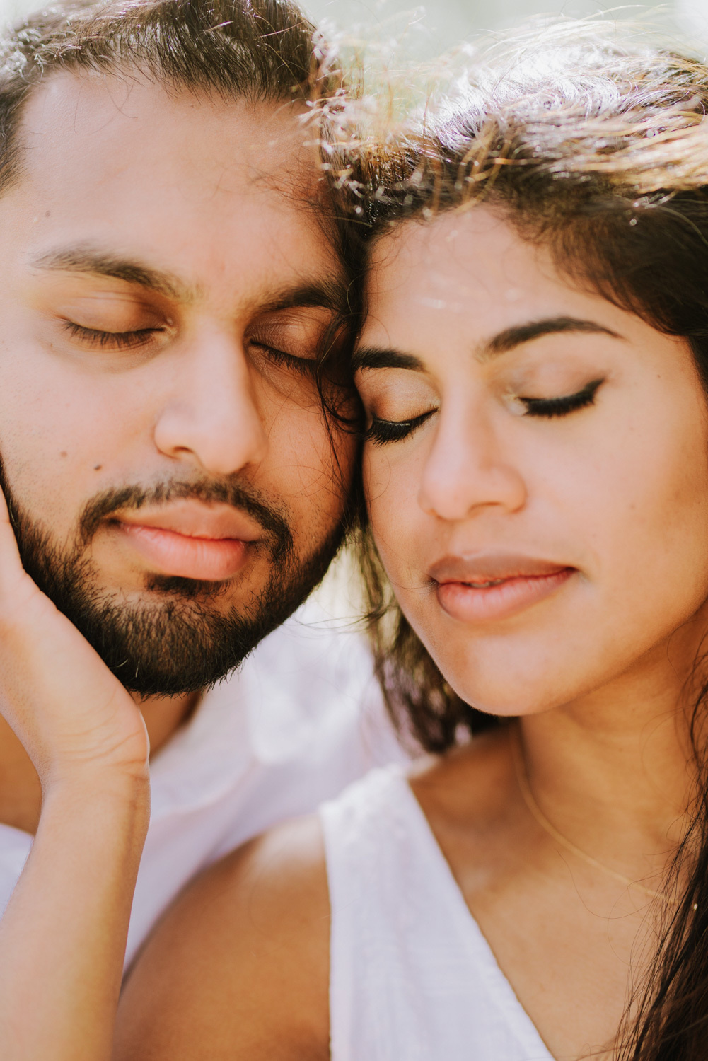 Лица жениха с невестой с прикрытыми глазами.