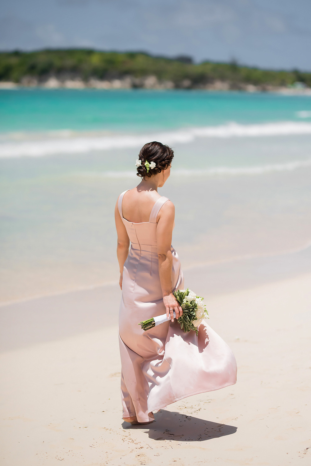 Невеста с букетом на фоне морского залива.