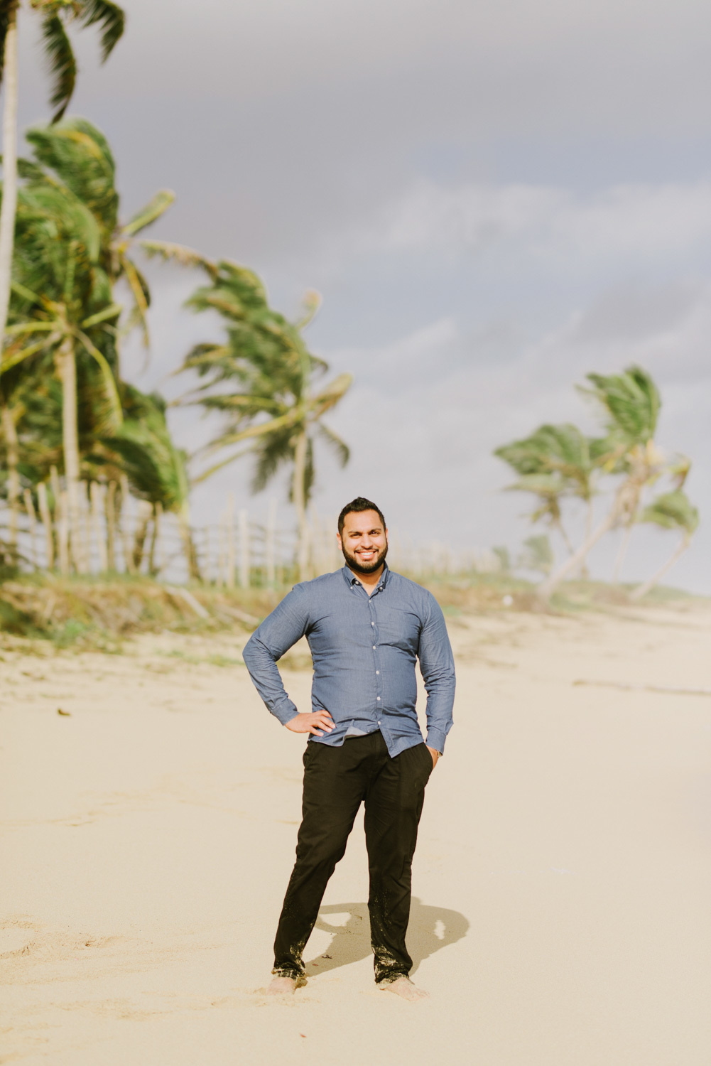 Жених на фоне пляжа с пальмами.