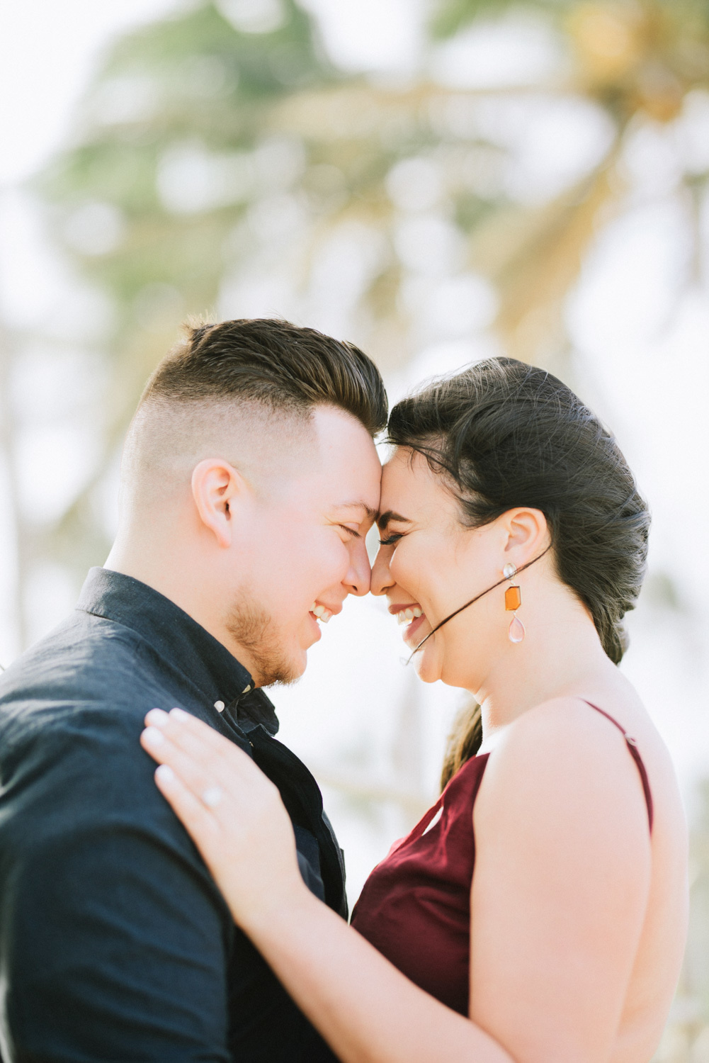 Улыбающиеся лица жениха с невестой.