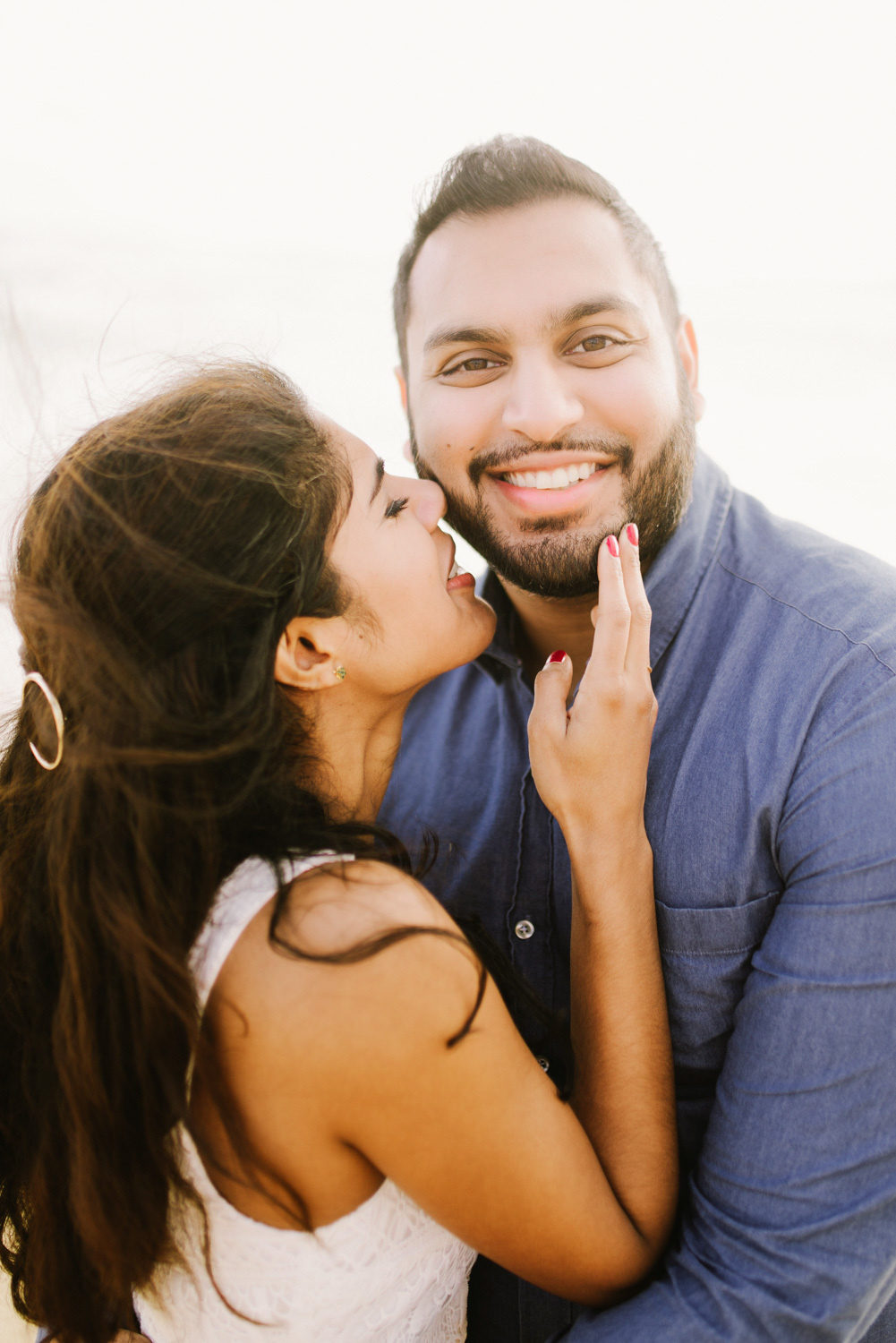 Улыбающиеся лица жениха и невесты.