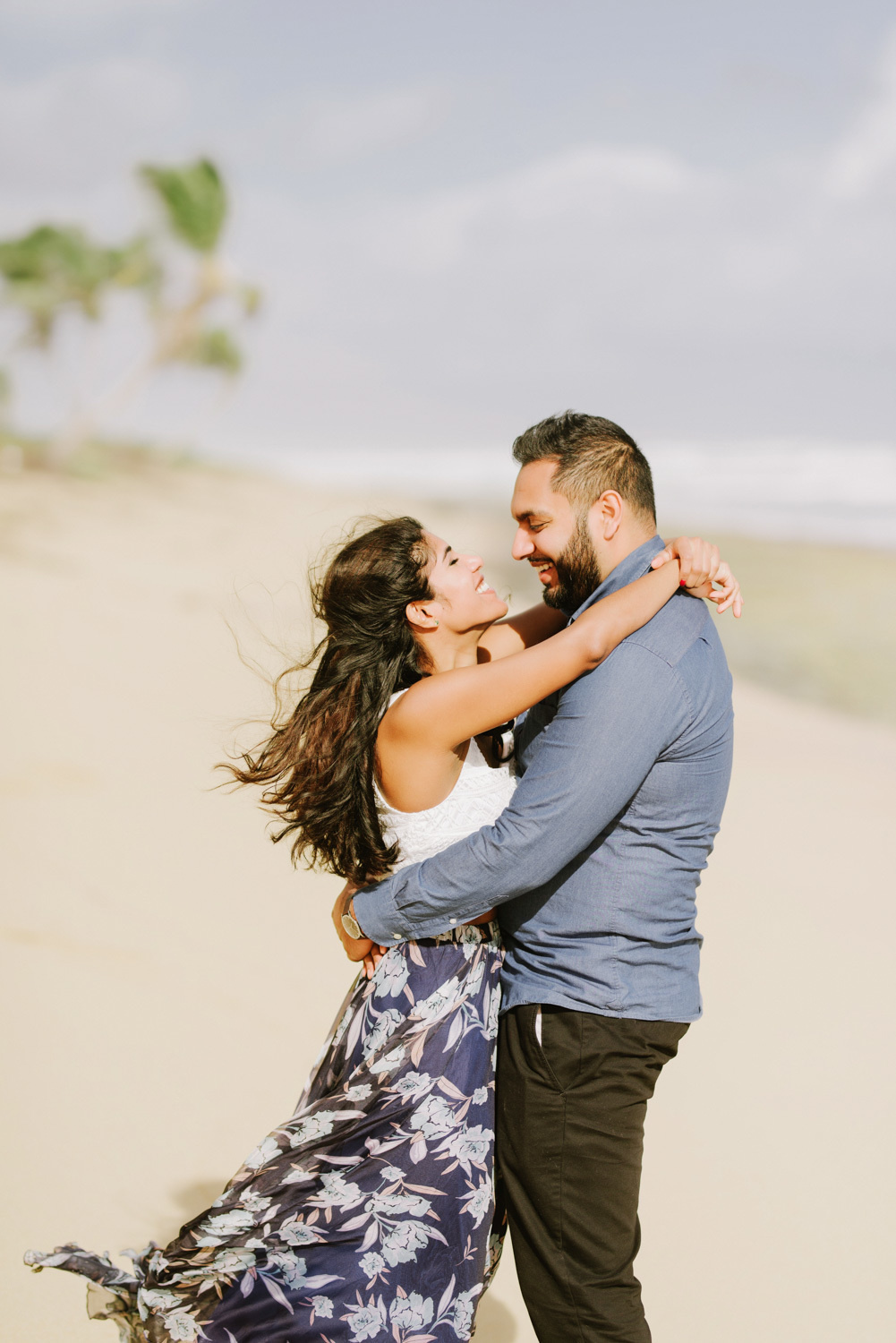 Жених и невеста, обнявшись, смотрят друг на друга.