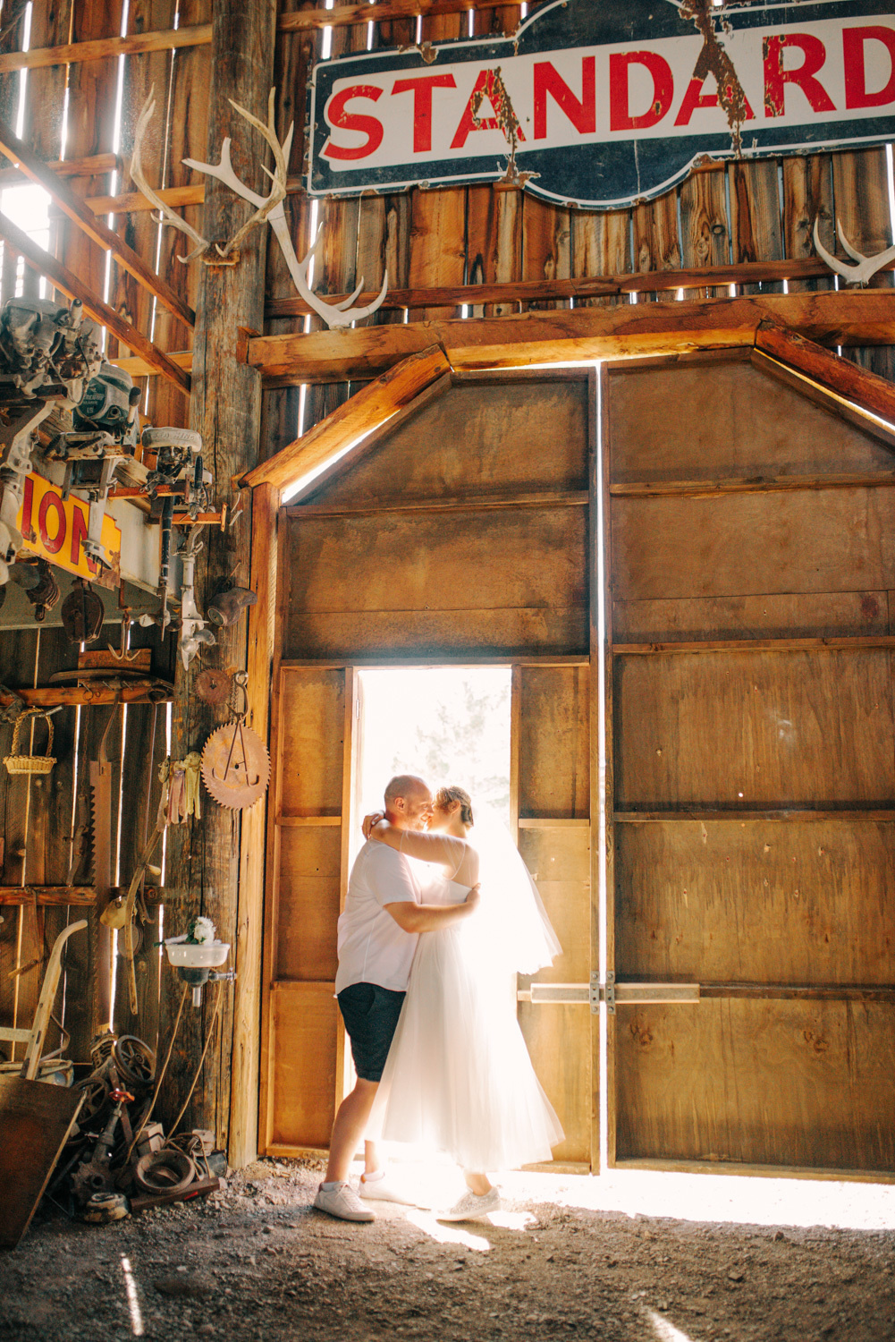 Молодожены целуются перед выходом из старинного здания.