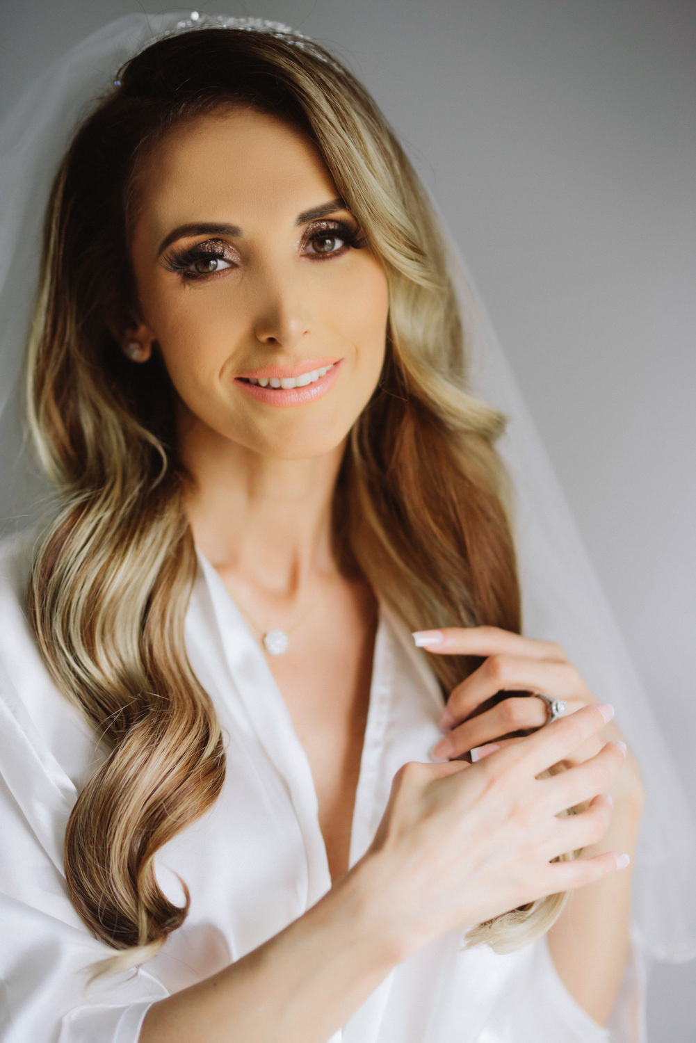 Невеста с макияжем, прической и фатой.