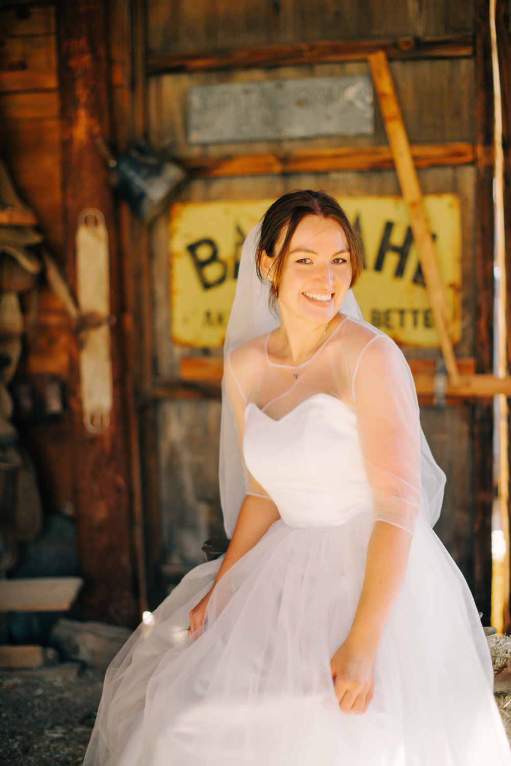 Невеста на фоне старинной вывески.