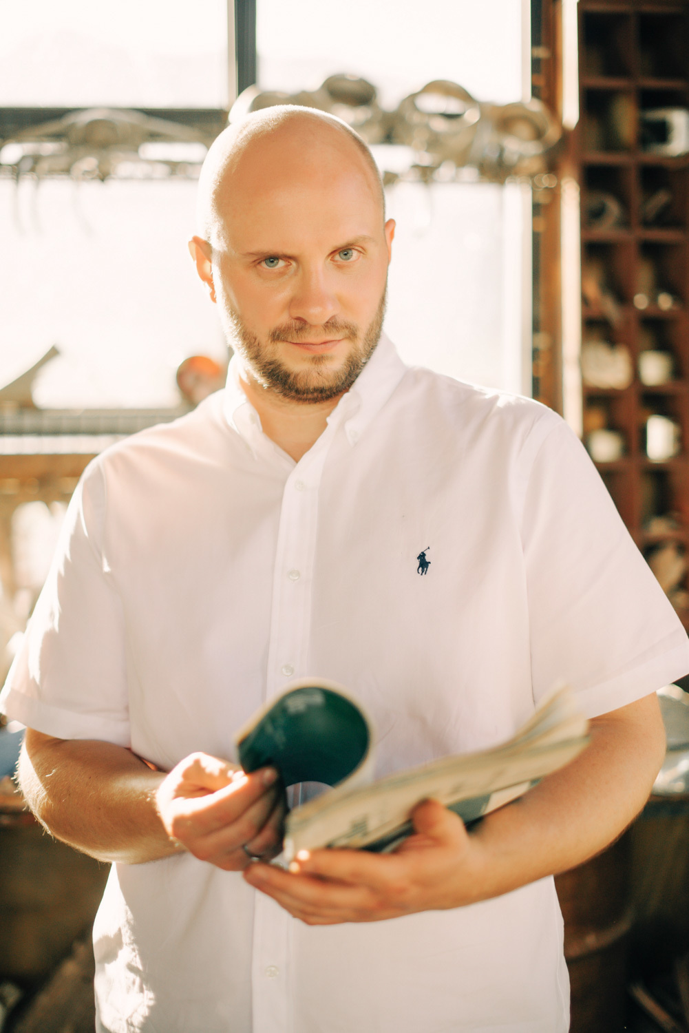 Жених стоит в заброшенном гараже.