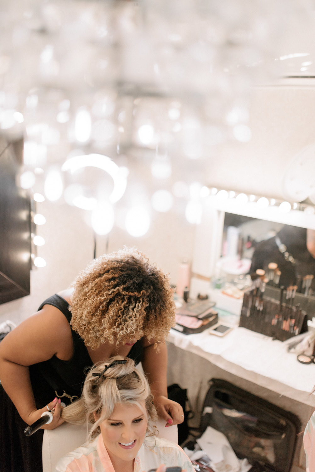 Стилист красит волосы невесте.
