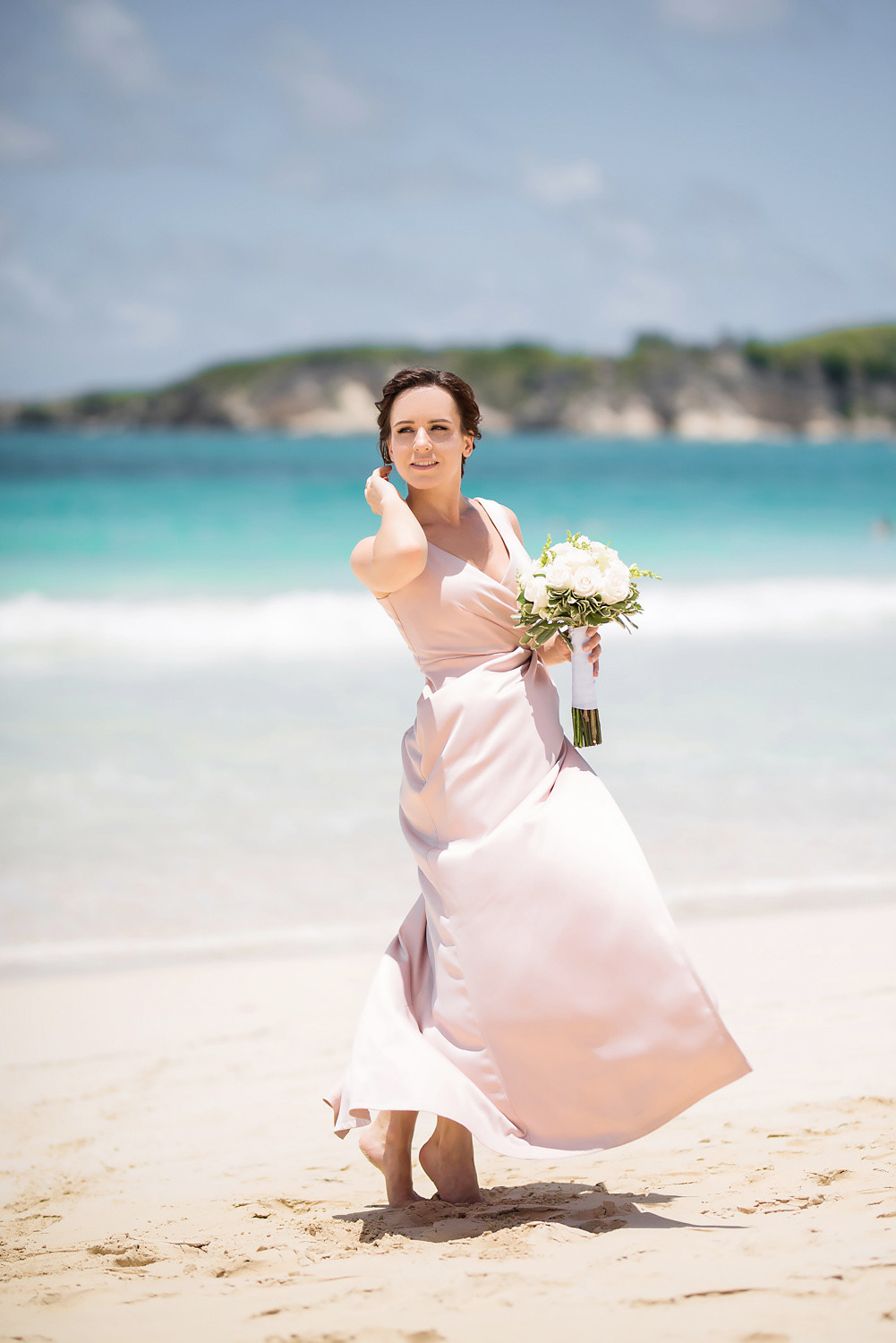 Невеста на фоне океанской бухты.