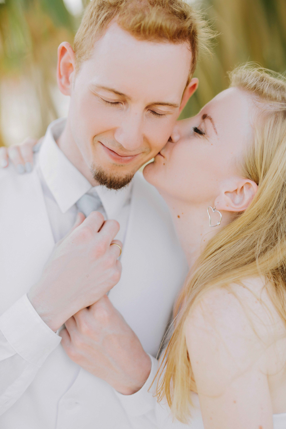 Невеста целует жениха.