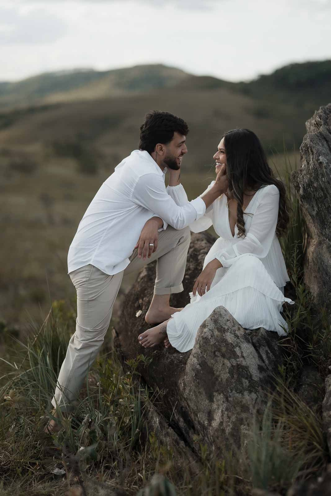 Larissa e Rafael em ensaio de casal ao pôr do sol em Lavras Novas MG. Fotografias espontâneas e documentais por Edu e Josi Fotografia, fotógrafos de casamento em Belo Horizonte.