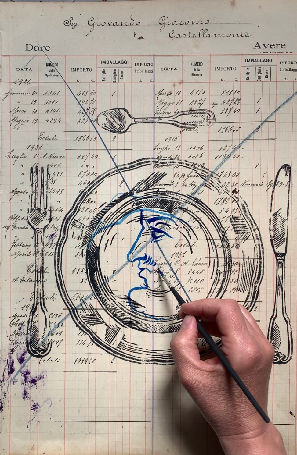 Lavoro appartenente alla serie Panem Quotidianum, basata su registri contabili storici (1918–1930). L’artista interviene su ogni pagina attraverso linoleografie manuali di piatti e posate, inserendo nel centro un profilo dipinto in blu. Il numero di pagina determina il titolo, mantenendo la struttura archivistica originaria. Il riferimento ai piatti nuziali rinascimentali (Deruta) introduce una dimensione celebrativa e rituale, attivando un dialogo tra memoria economica, identità e iconografia conviviale.