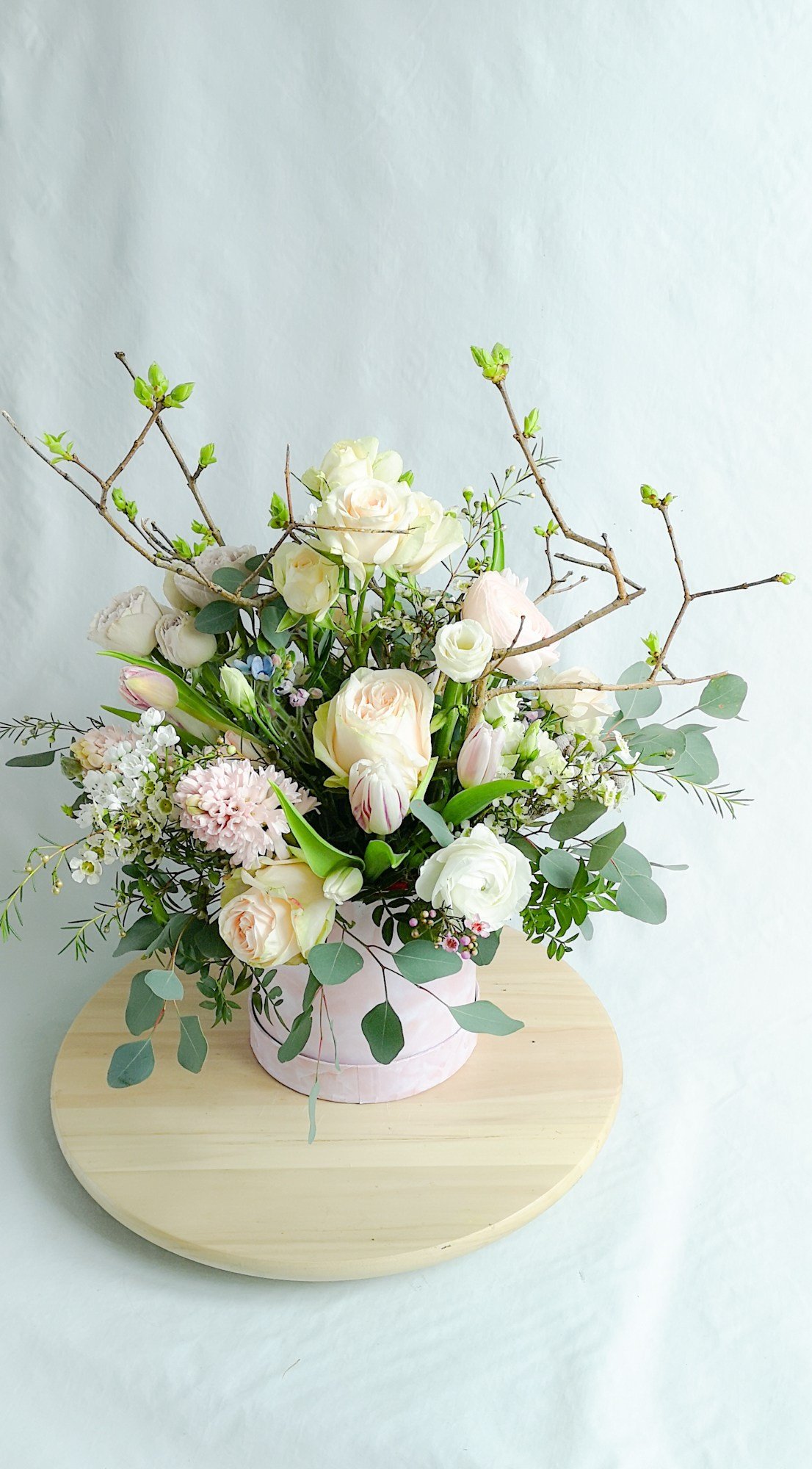 Ziedu pušķi kastē. Event design, decoration, floristry, gift, Irina Novika, Riga, Latvia