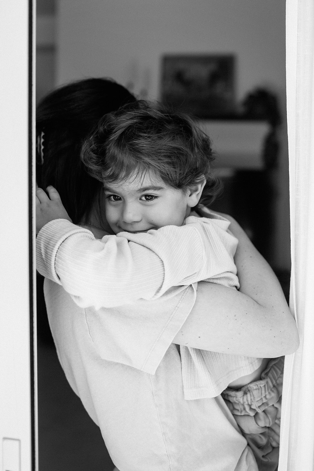 Mom&daughter at home. Family photographer in Israel